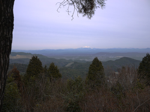 御嶽山と左にちょこんと見えるのが乗鞍らしい